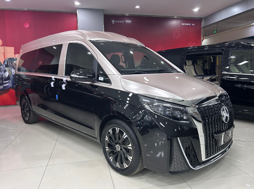 奔驰V300L商务车（黑金外观咖橙内饰）