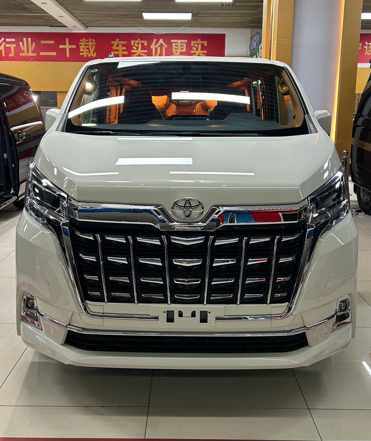 丰田萨尔法小海狮7座商务车